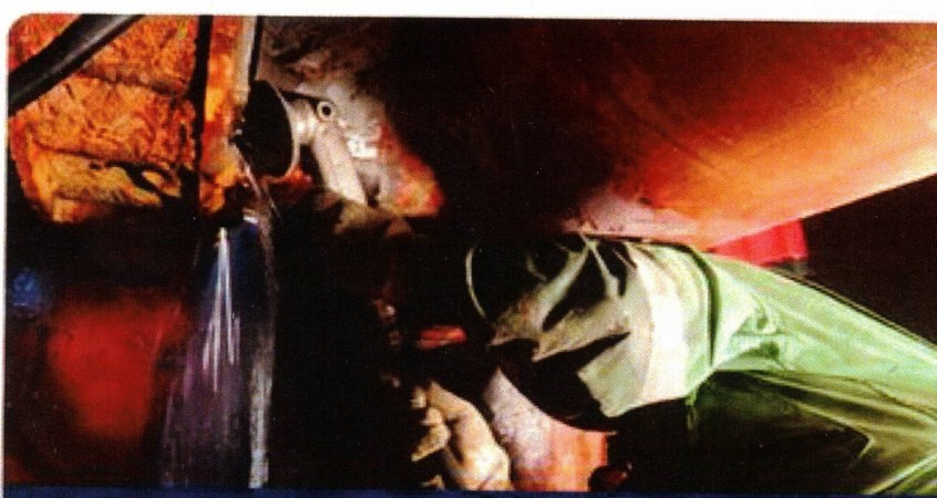 Surface cleaning and preparation of the pipe